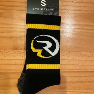 Lot of 4 pairs athletic socks